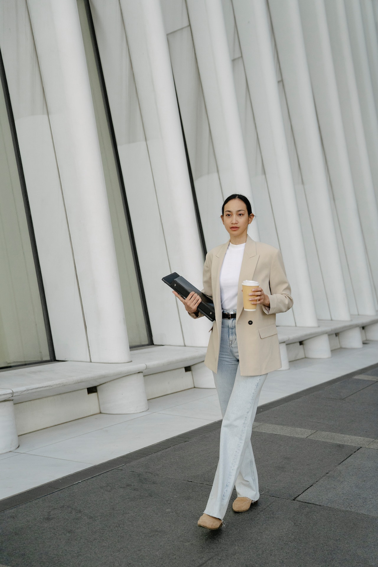 mujer caminando